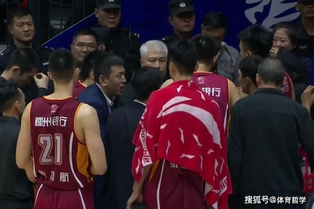  紫百合青年军掀翻领头羊  